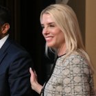 Kash Patel y Pam Bondi, en una ceremonia