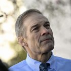 El representante republicano Jim Jordan habla con los reporteros