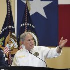 El presidente Donald Trump junto al gobernador de Texas, Greg Abbott
