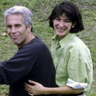 Ghislaine Maxwell y Jeffrey Epstein sobre una moto en una imagen de archivo