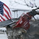 Maquinaria pesada derriba una sección del ala este de la Casa Blanca.