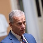 El líder de la mayoría John Thune hablando este lunes con la prensa