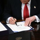 El presidente de Estados Unidos, Donald Trump, firma el paquete de proyectos de ley para reabrir el gobierno federal en el Despacho Oval de la Casa Blanca en Washington, D.C., el 12 de noviembre de 2025. El Congreso puso fin el miércoles al cierre gubernamental más largo de la historia de Estados Unidos, 43 días que paralizaron Washington y dejaron sin sueldo a cientos de miles de trabajadores, mientras republicanos y demócratas se enzarzaban en un juego de culpar al otro. La Cámara de Representantes, controlada por los republicanos, votó en gran medida siguiendo la línea del partido para aprobar un paquete aprobado por el Senado que reabrirá los departamentos y agencias federales, mientras muchos demócratas se indignan por lo que consideran una capitulación de los líderes del partido.