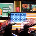 Dos personas caminan por Nueva York durante un día de lluvia. Imagen de archivo