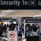 Viajeros esperan en fila en un control de seguridad en el Aeropuerto Intercontinental George Bush en Houston, Texas, en vísperas del feriado de Acción de Gracias, el 26 de noviembre de 2025.