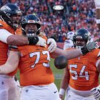 El tackle ofensivo de los Denver Broncos, FRANK CRUM (73), celebra su recepción de touchdown en la primera mitad del partido de playoffs de la Ronda Divisional de la AFC entre los Denver Broncos y los Buffalo Bills.