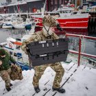 Soldados daneses desembarcan en el puerto de Nuuk, Groenlandia, el domingo 18 de enero de 2026