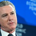 Gavin Newsom en el Foro Económico Mundial/ Fabbrice Coffrini