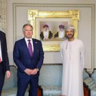 En esta foto difundida por el Ministerio de Asuntos Exteriores de Omán el 6 de febrero de 2026, el enviado especial estadounidense Steve Witkoff (centro), Jared Kushner y el ministro de Asuntos Exteriores de Omán, Badr bin Hamad al-Busaidi, posan para una foto durante una reunión en Mascate. Irán y Estados Unidos iniciaron conversaciones el 6 de febrero en Omán. Washington se negó a descartar una acción militar contra su enemigo si la diplomacia fracasaba, mientras que la república islámica prometió defenderse de cualquier exigencia excesiva. (Foto de Handout / Ministerio de Asuntos Exteriores de Omán / AFP) / USO EDITORIAL RESTRINGIDO - CRÉDITO OBLIGATORIO "AFP PHOTO / OMANI FOREIGN MINISTRY" - FOLLETO - SIN MARKETING NI CAMPAÑAS PUBLICITARIAS - DISTRIBUIDO COMO SERVICIO A CLIENTES