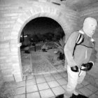 Individuo armado en la puerta principal de Nancy Guthrie