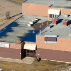 Vista aérea del edificio de la escuela secundaria Tumbler Ridge