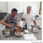 Jeffrey Epstein (R) cocinando con el director ejecutivo de DP World Sultan Ahmed bin Sulayem