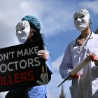 Activistas contra la eutanasia