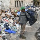 Un hombre camina por una calle de La Habana convertida en basurero