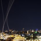 Las estelas de los cohetes interceptados por el sistema de defensa antimisiles Iron Dome de Israel se ven sobre Jerusalén el 1 de marzo de 2026. Estados Unidos e Israel lanzaron ataques contra Irán el 28 de febrero, y la cadena pública israelí informó de que el líder supremo iraní había sido el objetivo, mientras que la República Islámica respondía con una lluvia de misiles contra los Estados del Golfo e Israel.