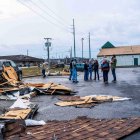 Clientes observan los daños en un Holiday Inn después de un tornado en Three Rivers, Michigan, el viernes 6 de marzo de 2026