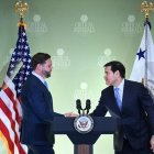 JD Vance, le da la mano al secretario de Estado estadounidense, Marco Rubio