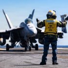 Un marinero estadounidense hace señales a un avión F/A-18E Super Hornet, adscrito al Escuadrón de Cazas de Ataque 31, en la cubierta de vuelo del portaaviones más grande del mundo, el USS Gerald R. Ford (CVN 78), mientras navega en el marco de la Operación Epic Fury, el 9 de marzo de 2026. (Foto de la Armada de los Estados Unidos)A U.S. Sailor signals to an F/A-18E Super Hornet aircraft, attached to Strike Fighter Squadron 31, on the flight deck of the world's largest aircraft carrier, USS Gerald R. Ford (CVN 78), while underway during Operation Epic Fury, March 9, 2026. (U.S. Navy photo)