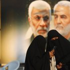 Mujeres frente a los retratos del comandante de la Guardia Revolucionaria iraní Qasem Soleimani