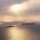 El destructor lanzamisiles de la clase Arleigh Burke USS Rafael Peralta (DDG 115) impone un bloqueo marítimo a un buque con pabellón iraní que intenta navegar hacia un puerto iraní, el 24 de abril de 2026.