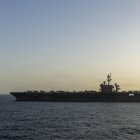 El USS Abraham Lincoln (CVN 72) lleva a cabo operaciones de bloqueo de EE. UU. en el mar Arábigo, el 16 de abril. La flota aérea embarcada en el buque incluye ocho cazas furtivos F-35C, aviones de combate F/A-18, aviones de ataque electrónico EA-18G, aviones de mando y control E-2D, helicópteros MH-60 y aviones CMV-22B Osprey para apoyo logístico. (Foto de la Marina de los EE. UU.)