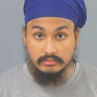 Esta fotografía de archivo sin fecha, facilitada por la Policía de Hampshire y Isle of Wight Constabulary y recibida por la AFP el 2 de junio de 2026, muestra a Vickrum Digwa, un joven sij británico de 23 años que fue condenado el 1 de junio por un tribunal del Reino Unido a cadena perpetua por matar al estudiante Henry Nowak, de 18 años, en un caso que desató la indignación después de que la policía esposara a la víctima moribunda tras una falsa denuncia de insultos racistas en Southampton. La policía británica difundió imágenes de un estudiante moribundo acusado falsamente de insultar racialmente a un hombre sij británico, lo que llevó al líder de extrema derecha Nigel Farage a criticar el 2 de junio de 2026 las políticas de diversidad en la policía. (Foto de la Policía de Hampshire y la Isla de Wight / AFP)