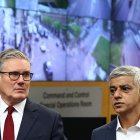 El primer ministro británico, Keir Starmer, acompañado por el alcalde de Londres, Sadiq Khan