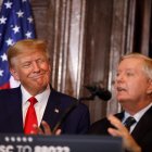 Donald Trump junto a Lindsey Graham/ Logan Cyrus