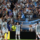 Lionel Messi, número 10, celebra su tercer gol contra Argelia