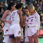 (De izquierda a derecha) Las jugadoras del Phoenix Mercury, Megan Gustafson, Brianna Turner, Diana Taurasi y Sophie Cunningham, se reúnen en un corrillo antes del inicio del partido de pretemporada de la WNBA entre el Phoenix Mercury y el Seattle Storm, celebrado en el Climate Pledge Arena de Seattle, Washington, el 8 de mayo de 2023.