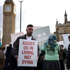 Un activista que se opone a la modificación de la ley sobre la muerte asistida sostiene una pancarta frente al Palacio de Westminster, sede de las Cámaras del Parlamento en el centro de Londres, el 11 de septiembre de 2026. Los legisladores del Reino Unido volverán a debatir la legalización de la muerte asistida, después de que la controvertida ley fuera aprobada por la Cámara Baja el año pasado, antes de que la Cámara Alta —cuya composición no es electiva— la echara por tierra con más de 1.200 enmiendas.