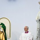 El papa León XIV (izquierda), flanqueado por el arzobispo italiano y maestro de las celebraciones litúrgicas pontificias Diego Ravelli, celebra, junto a la estatua de la Virgen María coronada, también conocida como «Nuestra Señora de Lourdes», la Santa Misa en la pradera del Santuario de Nuestra Señora de Lourdes, en el suroeste de Francia, el 27 de septiembre de 2026, en el tercer día de su visita a Francia.