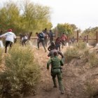 Un grupo de inmigrantes ilegales huye de un agente de la Patrulla Fronteriza. Imagen de archivo.