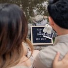 Una pareja observa una ecografía de su hijo.