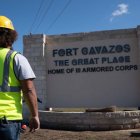 Cartel de Fort Cavazos. La tercera base militar más grande de Estados Unidos cambió en mayo de 2023 su nombre para conmemorar al general Richard Cavazos.