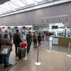 Personas esperando su turno para entrar a EEUU.