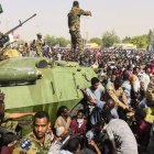Soldados sudaneses montan guardia alrededor de vehículos militares blindados mientras los manifestantes continúan su protesta contra el régimen cerca del cuartel general del ejército en Jartum, la capital sudanesa.