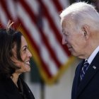 El presidente Joe Biden intercambia unas palabras con la vicepresidenta Kamala Harris durante una recepción.