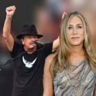 Jennifer Aniston en el estreno de 'Misterio a la vista 2' (derecha) y Carlos Santana durante un concierto en Nueva York en 2021 (izquierda). (Cordon Press)