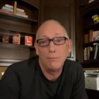 El humorista gráfico Scott Adams ha sido cancelado en varios medios tras ser acusado de racista.