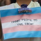 Joven con una bandera trans.