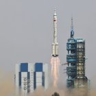 La nave espacial tripulada Shenzhou-16, sobre un cohete portador Long March-2F, despega del Centro de Lanzamiento de Satélites de Jiuquan, en el noroeste de China, el 30 de mayo de 2023.