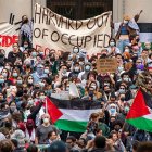 Manifestantes pro-Palestina con carteles y banderas en Harvard.