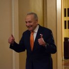 Chuck Schumer celebra el resultado de una votación en el Senado.