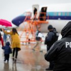 Inmigrantes suben a un avión en una foto de archivo.