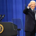 Biden sonríe y levanta el pulgar tras una comparecencia.