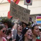 Imagen de archivo de una mujer sosteniendo una pancarta en la que se lee "Las personas trans también existen en Córcega" durante la marcha del orgullo LGBT "Marcha de la libertad", la primera de este tipo en Bastia, en la isla mediterránea francesa de Córcega, el 17 de junio de 2023.