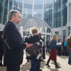 Algunas personas rezando en Nashville tras conocer la sentencia de seis personas pro-vida.