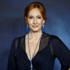 La autora y guionista británica JK Rowling posa a su llegada para asistir al estreno británico de la película 'Animales fantásticos: Los crímenes de Grindelwald'