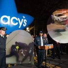 Eric Adams da una rueda de prensa junto agentes de policía con imágenes de delitos cometidos en Nueva York.